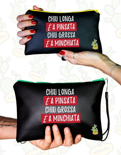 Pochette in ECOPELLE– CHIU LONGA è A PINSATA CHIU GROSSA è A MINCHIATA